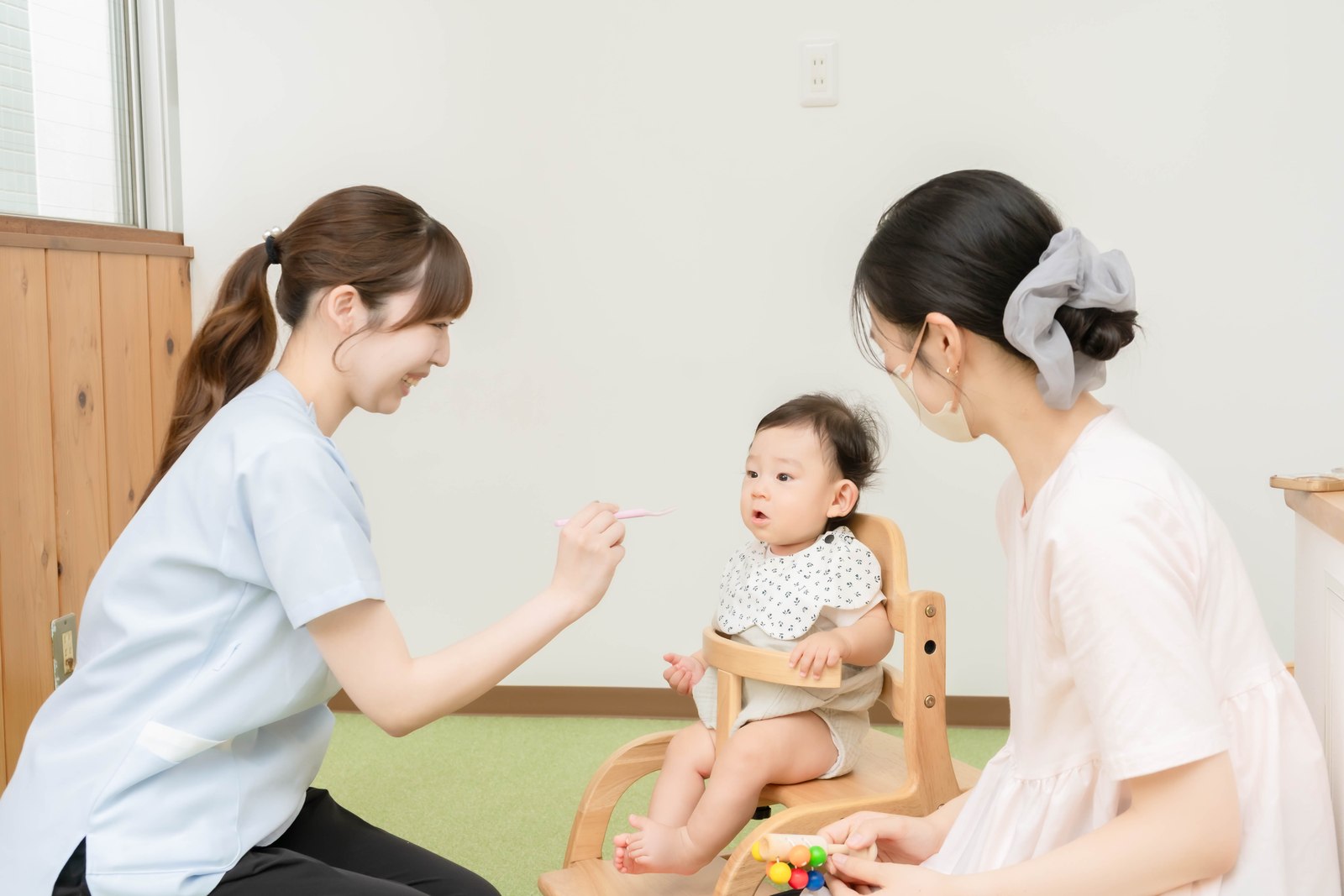 離乳食の指導を受けるお子さまとご家族