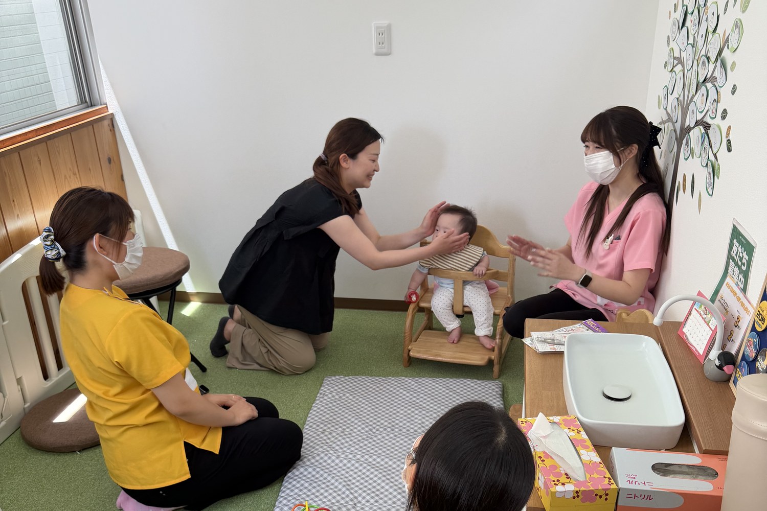 多職種チームが連携してお子さま・ご家族に指導する様子