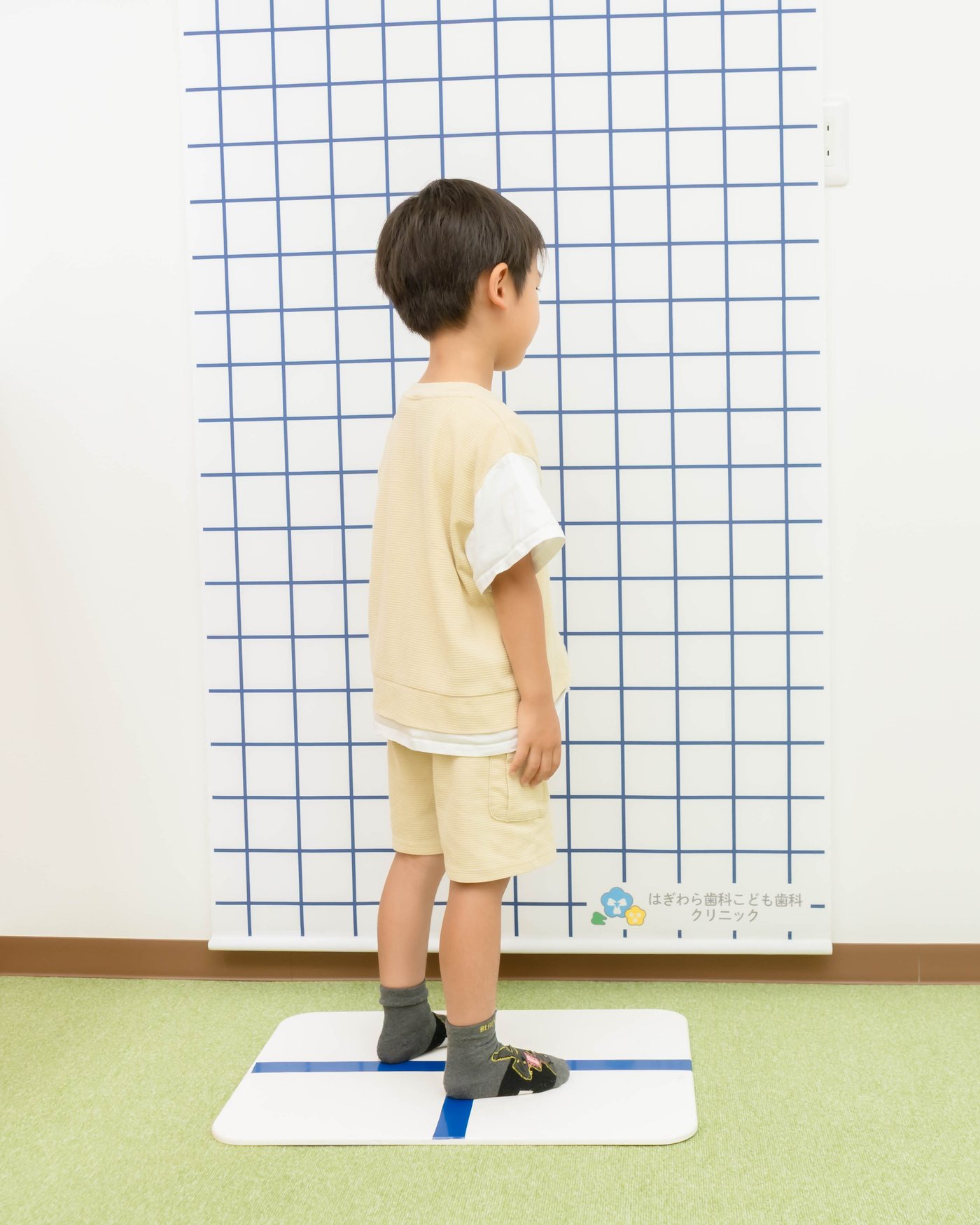 姿勢のチェックを受けるお子さま