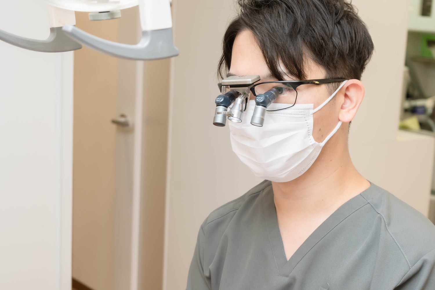 ルーペを着用して診療する院長