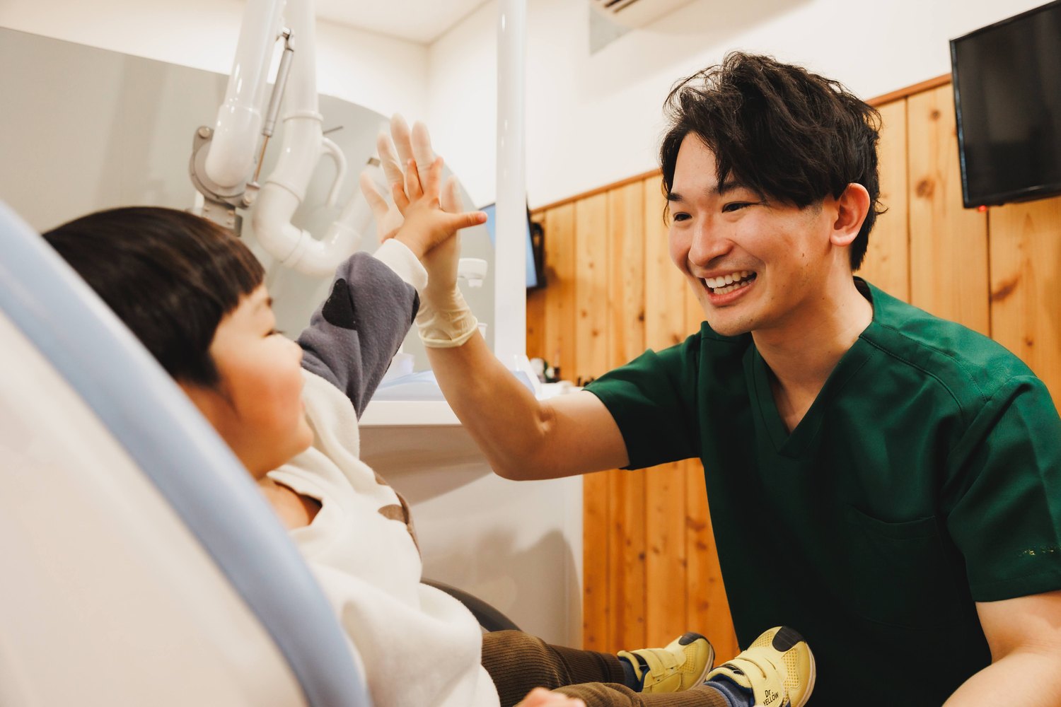 院長と子どもがハイタッチする様子